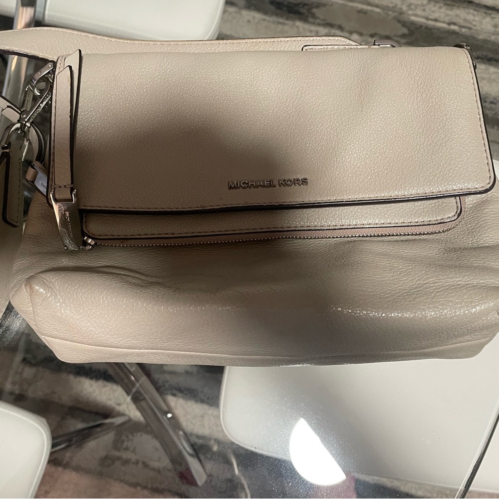 Michael Kors grey/taupe bag. Multiple inside pockets. No marks or flaws. - Picture 5 of 15